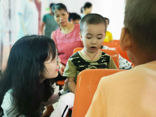 老员工为当地儿童纠正读音 杨嘉琛 摄