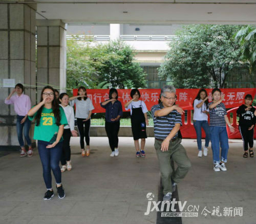 汪立夏带领员工打太极