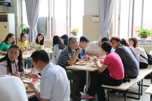 汪立夏与员工共进午餐